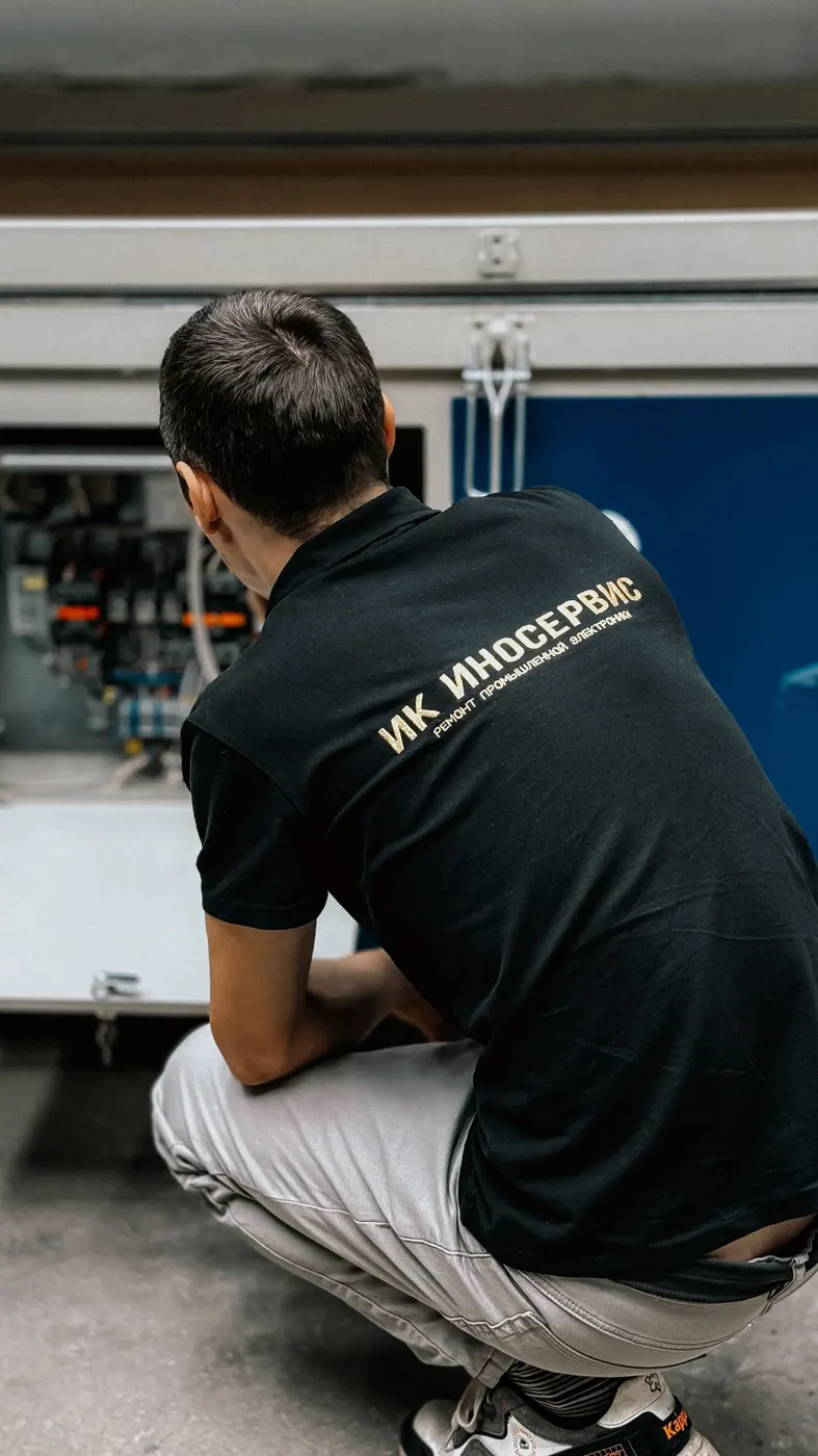 Techniker bei der Wartung einer Industrieanlage